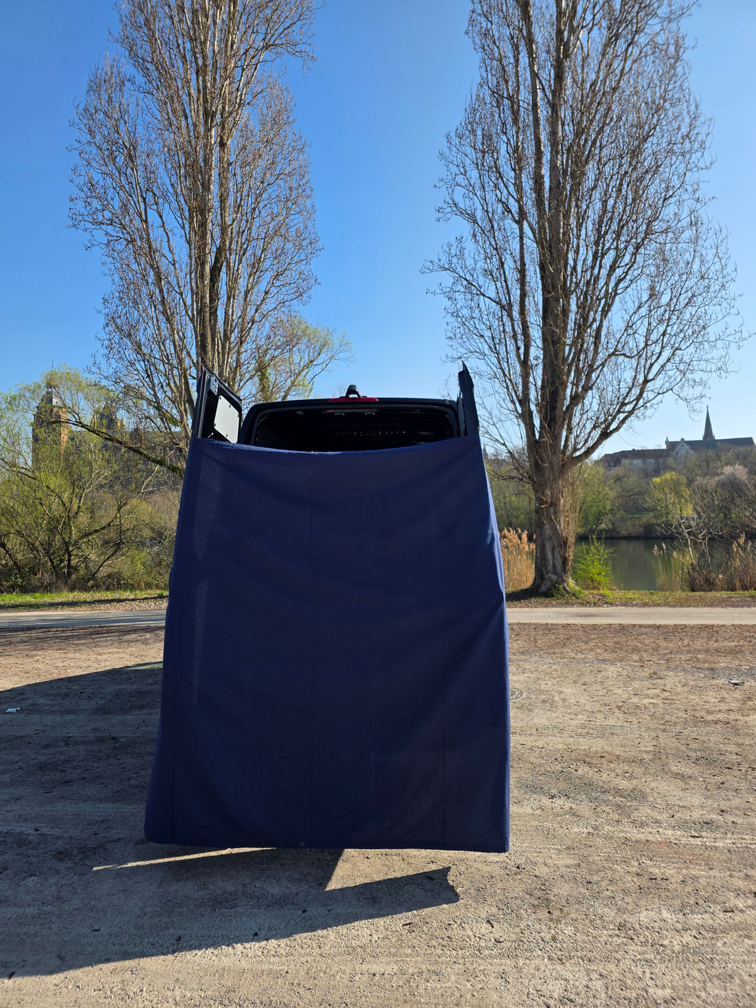 blaues AlohaTuch "Blaubeere" am Sprinter über den Flügeltüren.