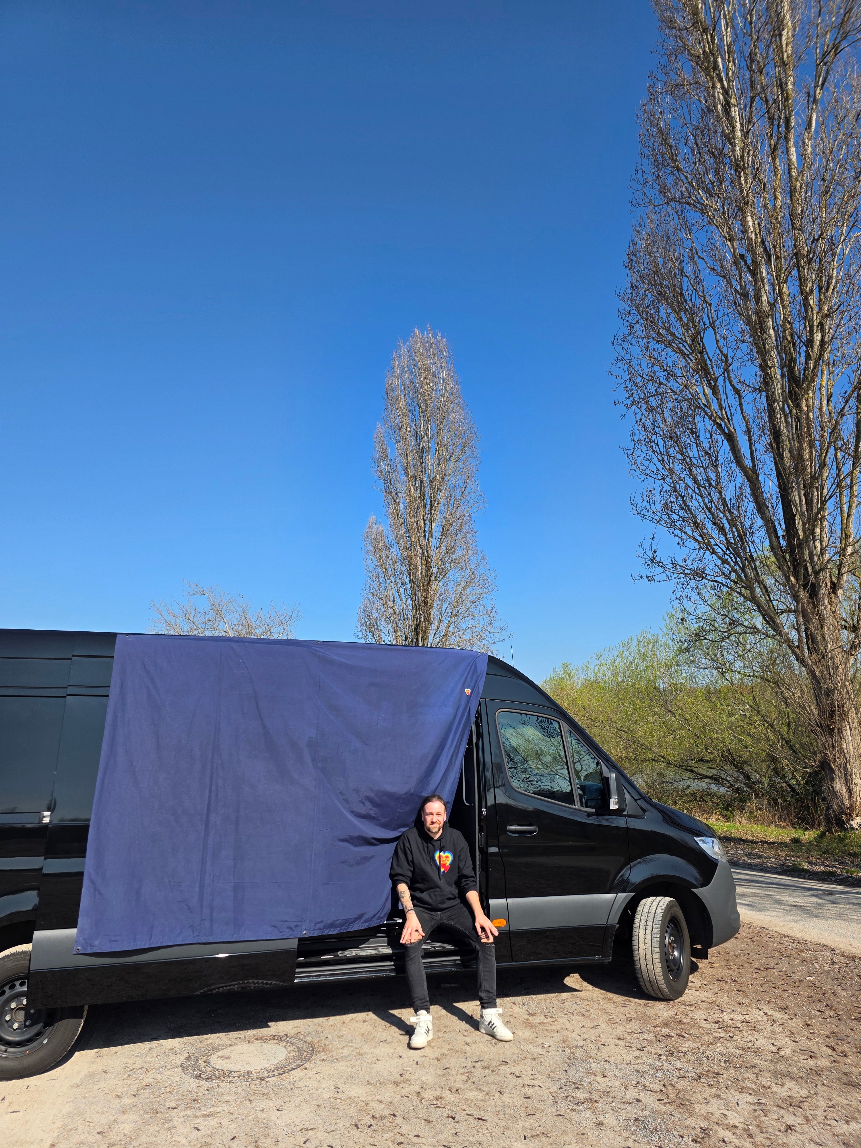 blaues AlohaTuch "Blaubeere" am der Seitentür vom Sprinter.