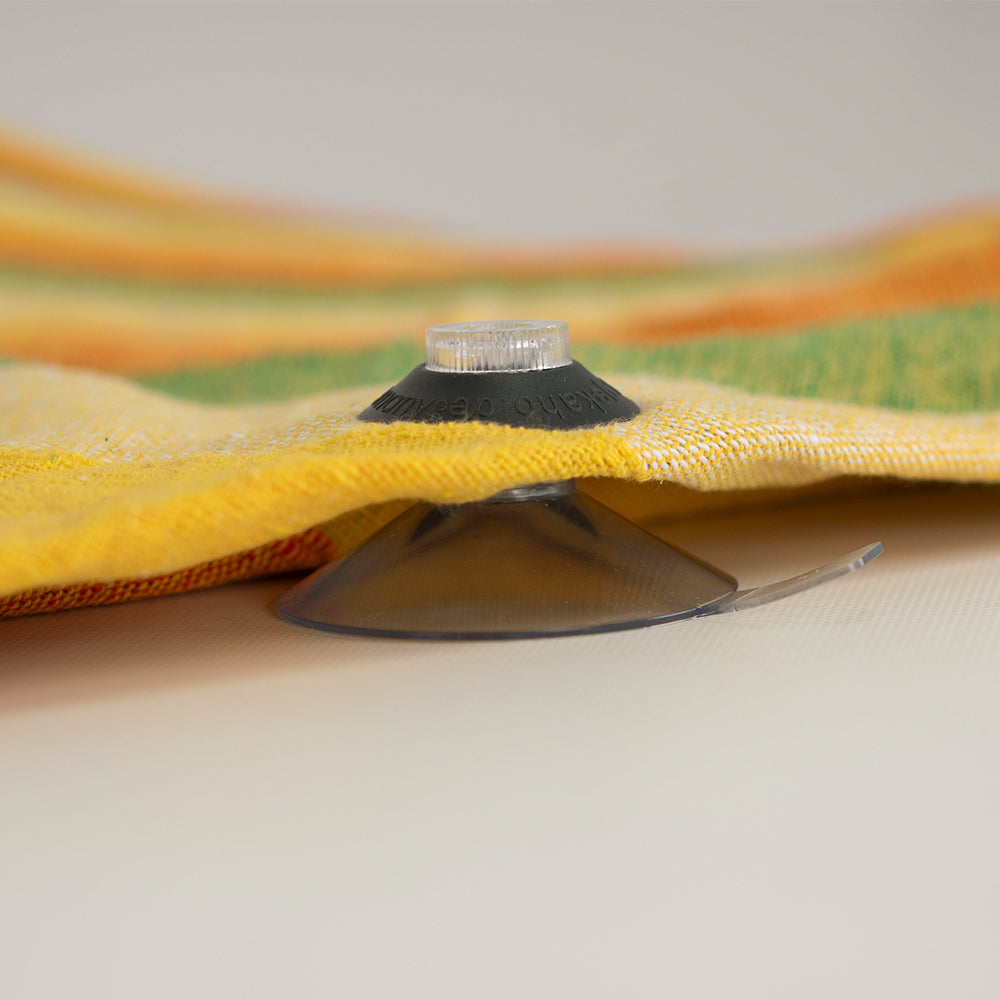 Saugnapf eingedreht in die Öse vom AlohaTuch.